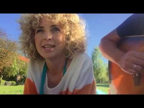 Dorthe Gerlach - Kridhvide Træsko (akustisk i græsset)