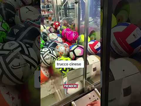 QUEST’UOMO HA TROVATO IL MODO DI PRENDERE I PALLONI E GUARDATE CHE FA!! #viral #perte