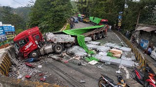 Download lagu MENGERIKAN !! MENIT-MENIT TRUK SIBA SURYA MUATAN RATUSAN TON MENABRAK BETON KERAMAT SITINJAU LAUIK…. mp3