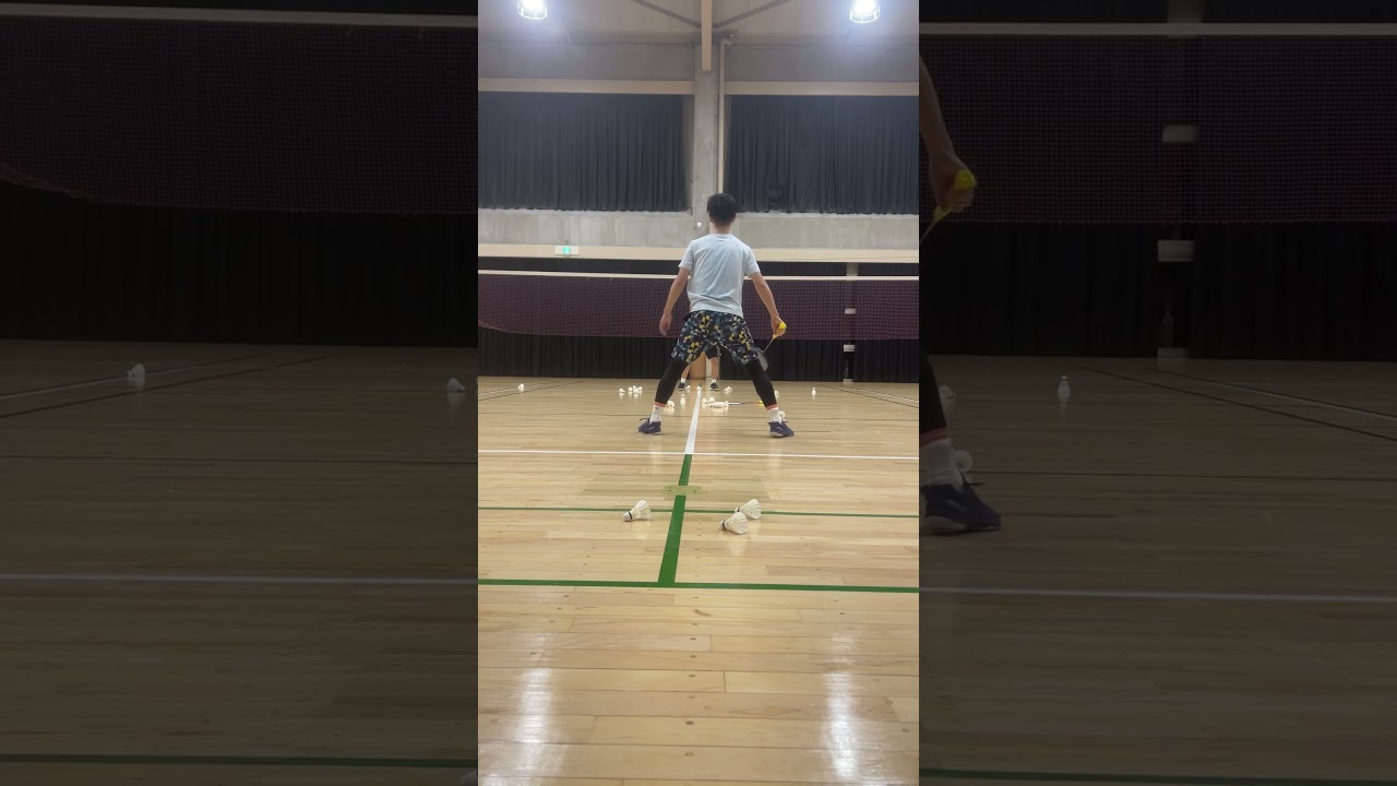 背面打ち練習　バドミントン