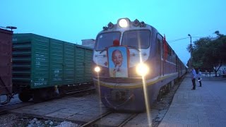 preview picture of video 'Train SE6 at Phu Ly Railway Station (With Ho Chi MInh) (2015)'