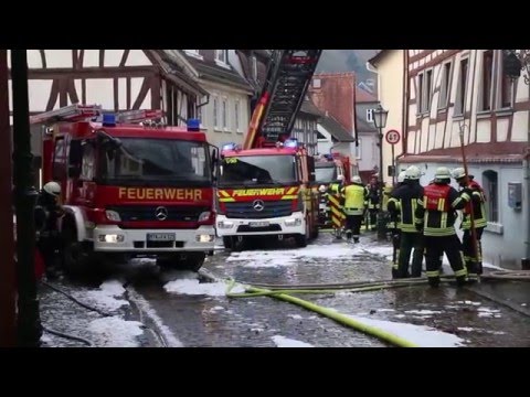 Aufwändige Löscharbeiten: Fachwerkhaus steht in der Eppsteiner Altstadt in Flammen