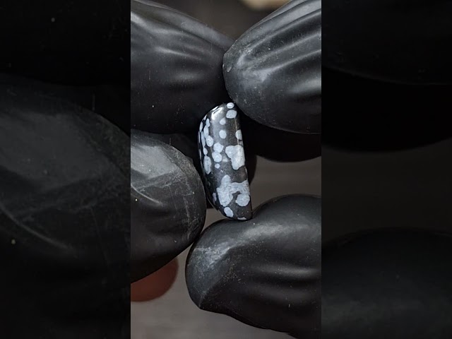 حجر سنو فليك اوبسيدان طبيعي قص مربع