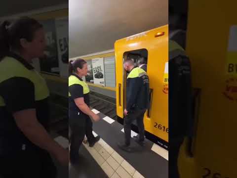 Typisches wochende in einer Berliner U-Bahn  🤯