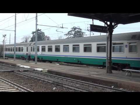 CAIMANO E656.516 CON CARROZZE PASSEGGERI IN TRANSITO  A TORTONA. 14 - 12 - 2014.