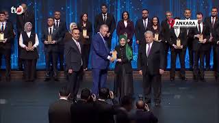 Ödülünü Cumhurbaşkanın Elinden Aldı