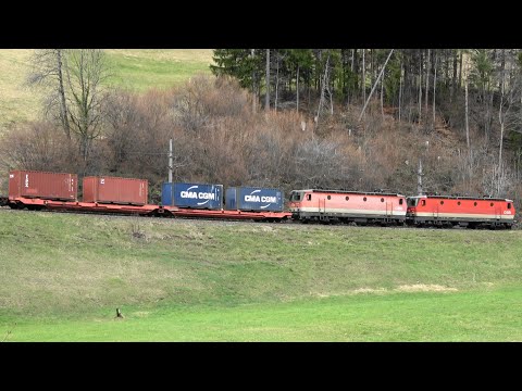 Arlbergbahn: BR 1144 Doppeltraktion (Alpenstaubsauger) zieht Güterzug durch Brazer Bogen