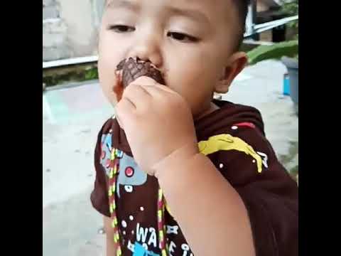 Oziel Begitu menikmati makan es creamnya