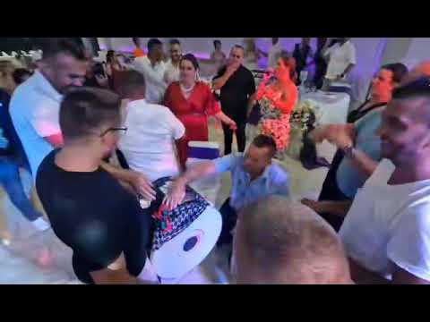 Pjevač doveo atmosferu do usijanja kad je zasvirao tapan .. Elmir Buljubašić