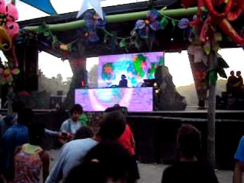Technodrome (vs Magneto - rip-n-tear) @ Blissful Festival 2011 part 3