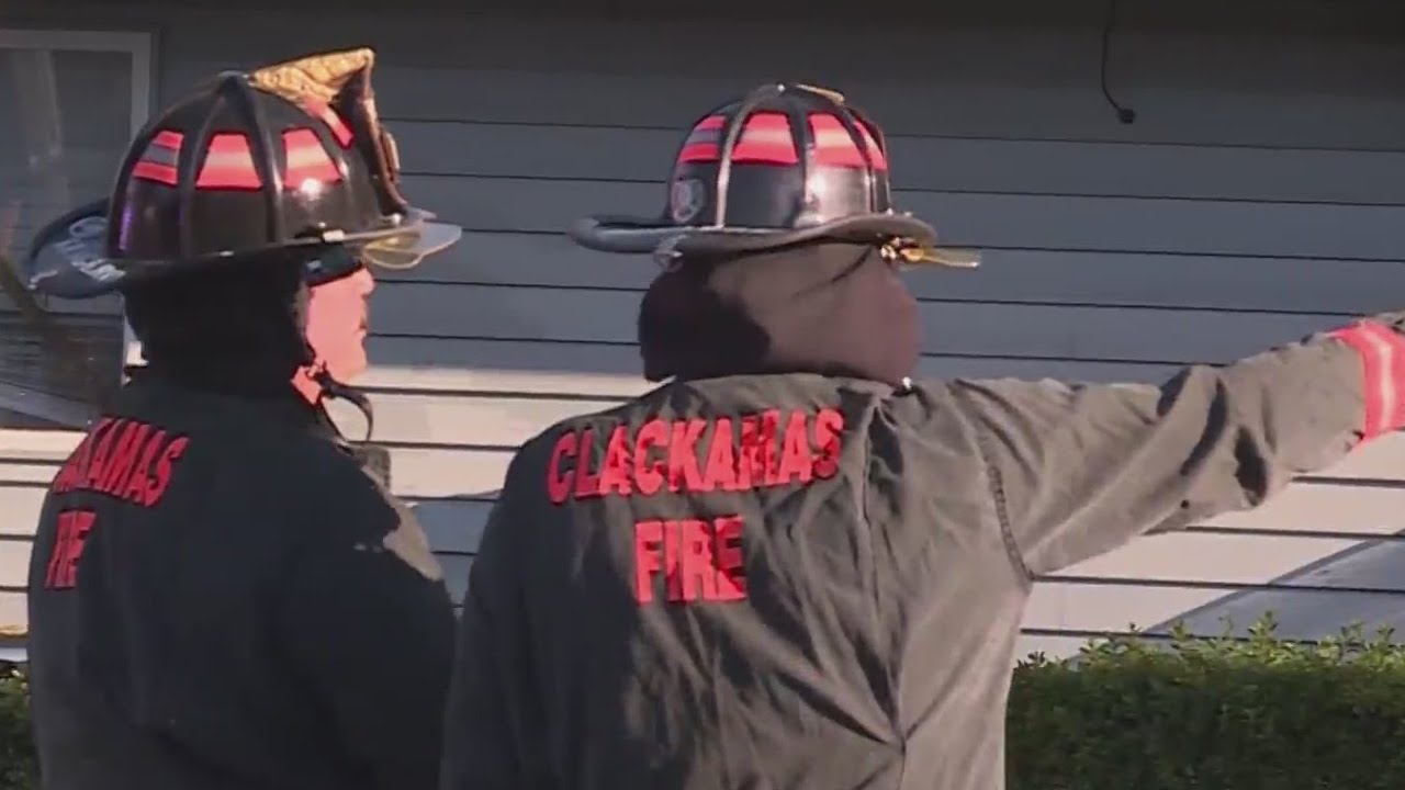 Clackamas Fire crews battle 2-alarm blaze on McLoughlin Blvd