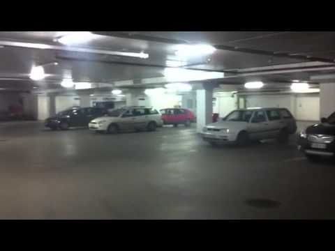 Kaheli parkkihallissa