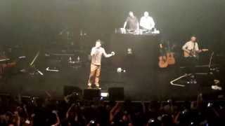 Cauet débarque sur scène en plein concert de Keen'V