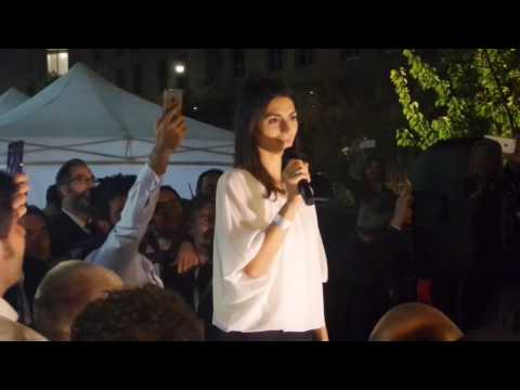 Five Star Movement activists celebrate with Raggi: "Oh, Giachetti, throw yourself in the pool!"