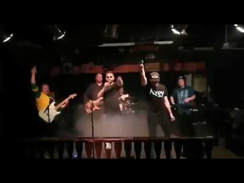 Herra Viiksi - Ihan sama minkälaiset (live)