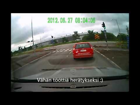 Auto pysähtyy vaikka palaa vihreä