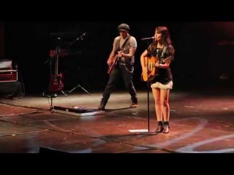 Videoclip de Hacia lo Salvaje (En Directo) — Amaral