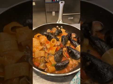 Mezzi paccheri con friggitelli e frutti di mare, gelato caprese, Hamburger peperoni e ketchup