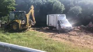 VIDEO - Déjà vu la Rășinari - Raiul gunoaielor descărcate din mașini, în plină zi 1 video