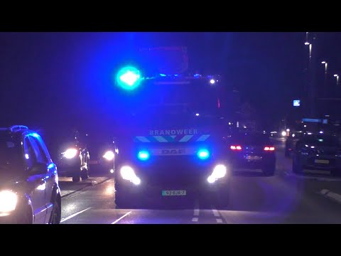 PRIO 1 Hoogwerker Brandweer Elburg 06-1551 met spoed naar een schoorsteenbrand in Nunspeet