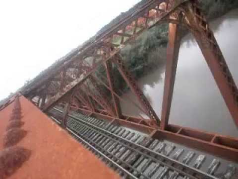EN EL PUENTE MIENTRAS PASA EL TREN