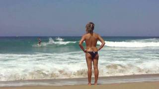 preview picture of video 'Surf San Sebastian en la playa de la Zurriola Donostia'