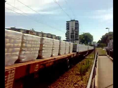 Comboio de mercadorias a passar na cidade da Trofa