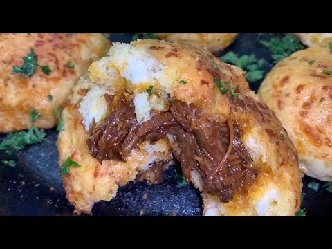 HOW TO MAKE RED LOBSTER'S CHEDDAR BAY BISCUITS STUFFED WITH SHREDDED BBQ BEEF