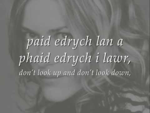 Mae Angen Llong ar Gapten - Cerys Matthews (geiriau / lyrics)