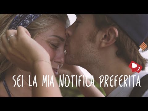 La ragione di macchie scure su pelle Il ragazzo con una chitarra di una lentiggine su guance di parola