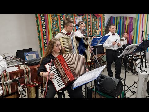 OSTATKI w Zwoleniu - młoda akordeonistka zagrała wraz z Kapelą Stąporkowską! 18.02.2023 r.