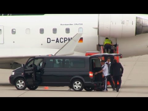 ✈ FC Bayern München Player arrive in Hamburg with a Lufthansa CRJ-700