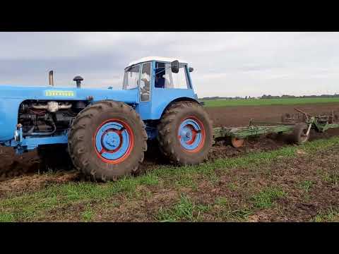 Dutra D4K  beim pflügen