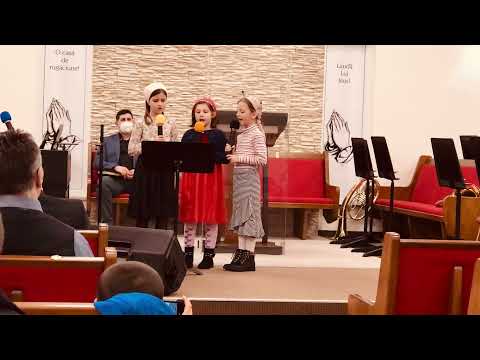 Trei surioare Ana Iudita si Nadia lauda pe Domnul din toata inima🙏 colinda
