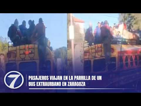 Pasajeros viajan en la parrilla de un bus extraurbano en Zaragoza
