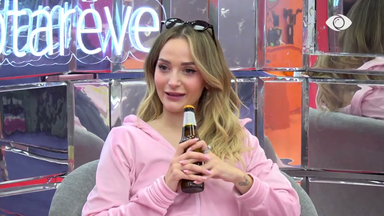 Selin mori në intervistë Mirin, në fund pozojnë për kamerën