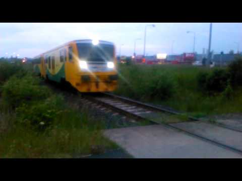 Osobní vlak Jirkov-Chomutov na nechráněném přejezd