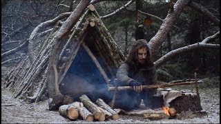 BUSHCRAFT TRIP - SNOW FALL, MAKING CARVING BENCH, REINDEER SKIN, FINNISH AXE, YAKUT KNIFE