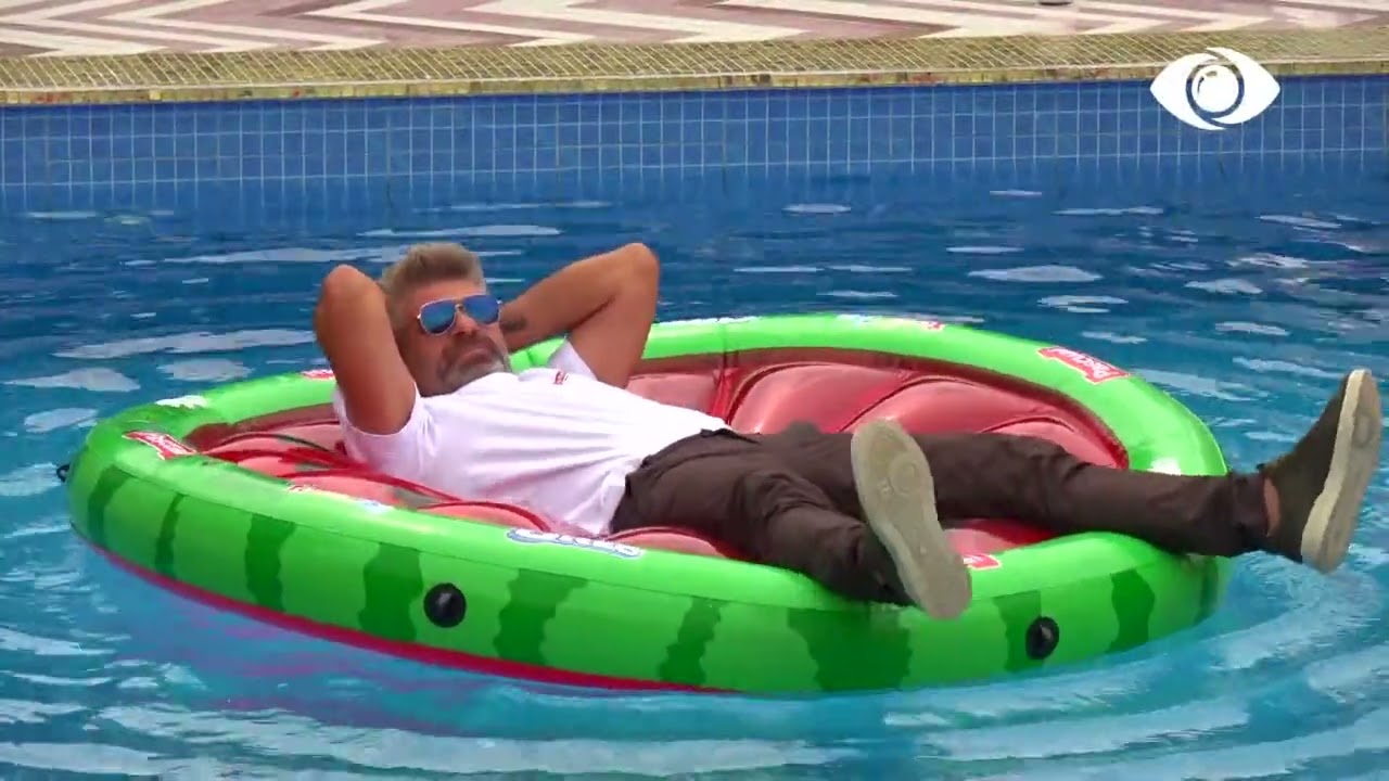 Mos u nxeh/ Qetsori hidhet në pishinë