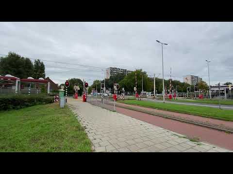 Overweg (level crossing) Schenkel, metro Rotterdam