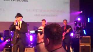 Jensen sings with The Impalas at 100th episode party