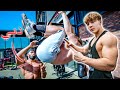 Der Typ zeigt mir Bodybuilding in Dubai!💪