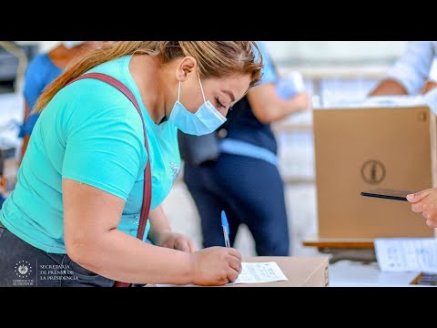 Alumnos del Centro Escolar Cantón Las Moras reciben computadoras