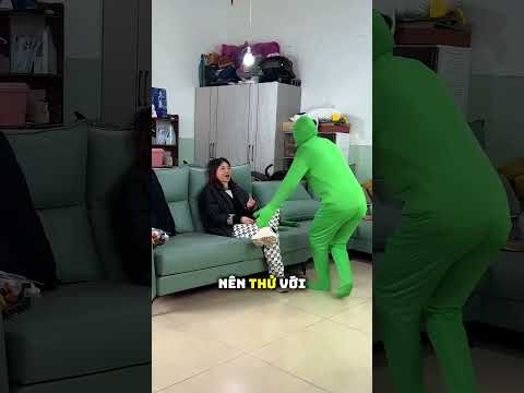 Bí mật bộ đồ xanh khiến ông bố tưởng mình tàng hình 😂