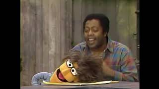 Sesame Street - Don Music and Hoots the Owl write a song