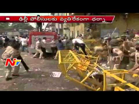 AAP Activists Protest Against Delhi Police over Brutal Assassination of Young Woman