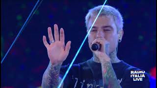 Fedez - Cigno nero sul palco di #RadioItaliaLive