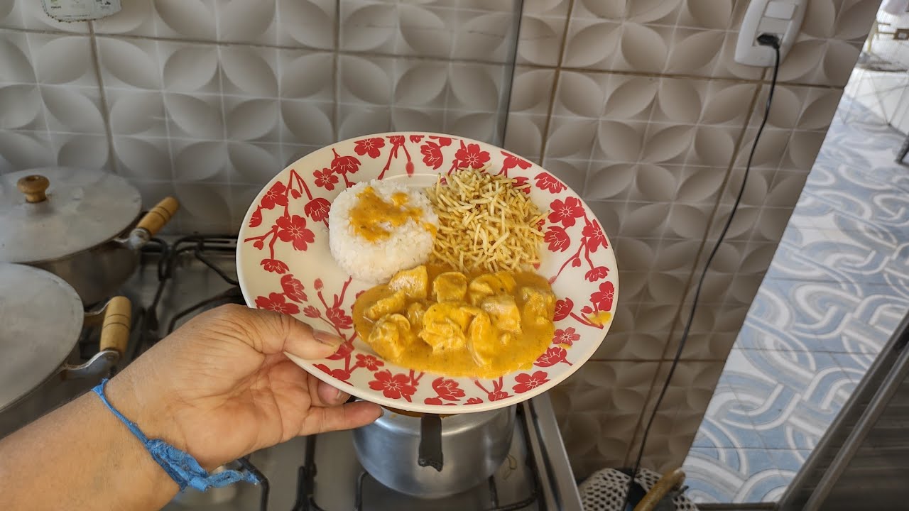 ESTROGONOFE DE FRANGO COM ARROZ E BATATA PALHA