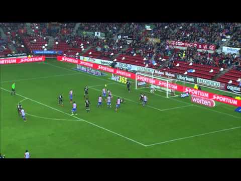 Cabezazo de Trashorras al larguero