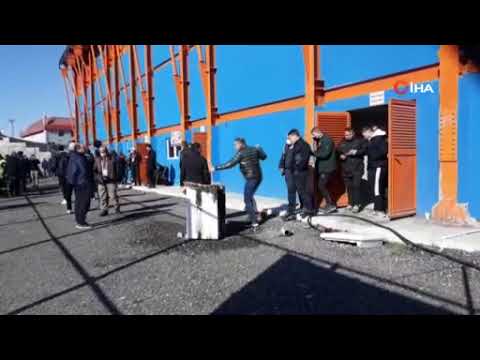 Soyunma odasında yangın çıktı, futbolcular sahada kaldı